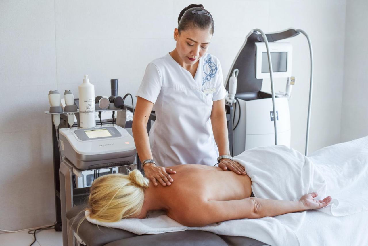Vichy Célestins Spa Hôtel Casablanca Bouznika Esterno foto A woman receiving a massage