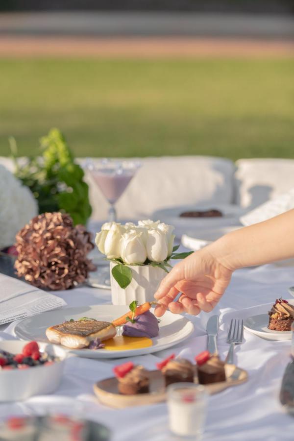 Vichy Célestins Spa Hôtel Casablanca Bouznika Esterno foto A hand reaches for a carrot at a wedding reception